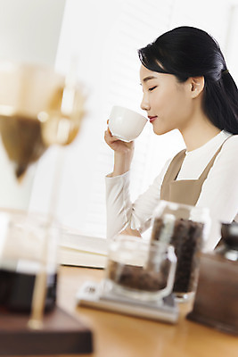 포토 JPG 우먼라이프 여자 실내 한명 미소 들기 상반신 20대 성인 취미 옆모습 한국인 원두 마시기 소프트포커스 커피잔 힐링 드리퍼 드립커피 핸드드립 싱글라이프 성인여자한명만 국내포토 1 라이프스타일 커피 뷰포인트 모션 잔 촬영기법 표정 사람 동양인 청년 내부 커피용품 여자한명만 성인여자만 파일형식