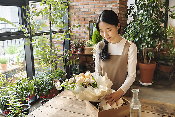 포토 JPG 우먼라이프 여자 화분 꽃다발 실내 한명 미소 상반신 20대 성인 취미 앞모습 상자 꽃병 한국인 힐링 꺼내기 꽃배달 나무탁자 싱글라이프 성인여자한명만 국내포토 1 라이프스타일 꽃 뷰포인트 모션 탁자 표정 사람 동양인 청년 내부 배송 여자한명만 성인여자만 파일형식