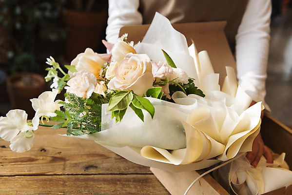 포토 JPG 우먼라이프 여자 화분 꽃다발 실내 한명 상반신 20대 성인 취미 앞모습 아웃포커스 상자 한국인 힐링 꺼내기 꽃배달 싱글라이프 성인여자한명만 국내포토 1 라이프스타일 꽃 뷰포인트 모션 촬영기법 사람 동양인 청년 내부 배송 여자한명만 성인여자만 파일형식