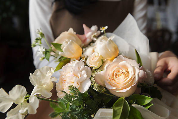 포토 JPG 우먼라이프 여자 꽃다발 실내 한명 들기 상반신 20대 성인 취미 앞모습 아웃포커스 장미 한국인 힐링 꽃배달 싱글라이프 성인여자한명만 국내포토 1 라이프스타일 꽃 뷰포인트 모션 촬영기법 사람 동양인 청년 내부 배송 여자한명만 성인여자만 파일형식