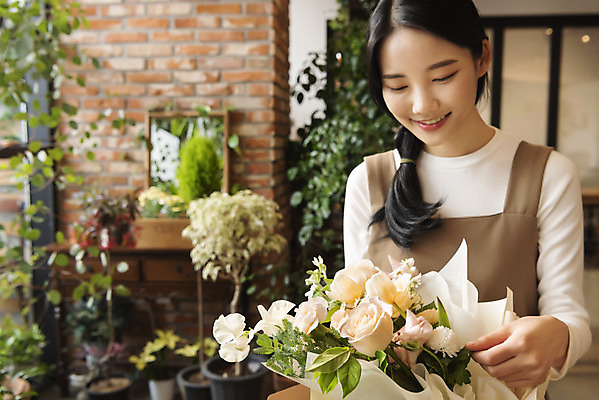 포토 JPG 우먼라이프 여자 화분 꽃다발 실내 한명 미소 상반신 20대 성인 취미 앞모습 아웃포커스 장미 한국인 잡기 힐링 꽃배달 싱글라이프 성인여자한명만 국내포토 1 라이프스타일 꽃 뷰포인트 모션 촬영기법 표정 사람 동양인 청년 내부 배송 여자한명만 성인여자만 파일형식