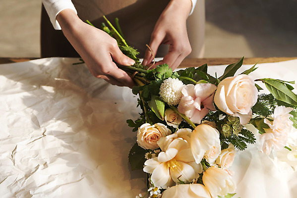 포토 JPG 우먼라이프 여자 꽃다발 실내 한명 들기 상반신 20대 성인 취미 앞모습 장미 한국인 카네이션 힐링 풀기 싱글라이프 성인여자한명만 국내포토 1 라이프스타일 꽃 뷰포인트 모션 사람 동양인 청년 내부 여자한명만 성인여자만 파일형식