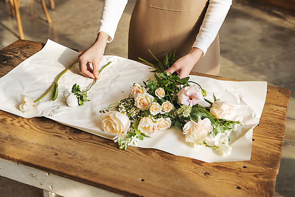 포토 JPG 우먼라이프 여자 꽃다발 실내 한명 들기 상반신 20대 성인 취미 앞모습 장미 한국인 힐링 나무탁자 풀기 싱글라이프 성인여자한명만 국내포토 1 라이프스타일 꽃 뷰포인트 모션 탁자 사람 동양인 청년 내부 여자한명만 성인여자만 파일형식