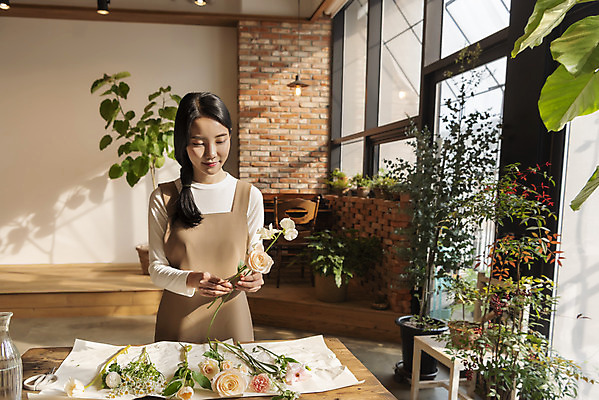 포토 JPG 우먼라이프 여자 화분 꽃다발 실내 한명 미소 들기 상반신 20대 성인 취미 앞모습 장미 한국인 힐링 나무탁자 풀기 싱글라이프 성인여자한명만 국내포토 1 라이프스타일 꽃 뷰포인트 모션 탁자 표정 사람 동양인 청년 내부 여자한명만 성인여자만 파일형식
