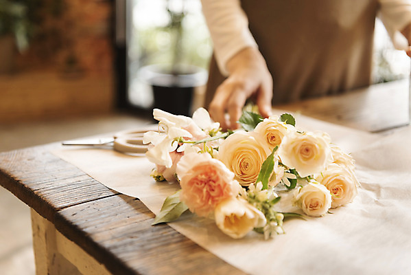 포토 JPG 우먼라이프 여자 꽃다발 실내 한명 상반신 20대 성인 취미 옆모습 아웃포커스 장미 한국인 힐링 나무탁자 싱글라이프 성인여자한명만 놓기 국내포토 1 라이프스타일 꽃 뷰포인트 모션 탁자 촬영기법 사람 동양인 청년 내부 여자한명만 성인여자만 파일형식