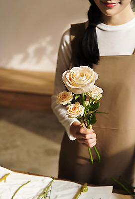 포토 JPG 우먼라이프 여자 꽃다발 실내 한명 들기 상반신 20대 성인 취미 앞모습 아웃포커스 장미 한국인 힐링 싱글라이프 성인여자한명만 국내포토 1 라이프스타일 꽃 뷰포인트 모션 촬영기법 사람 동양인 청년 내부 여자한명만 성인여자만 파일형식