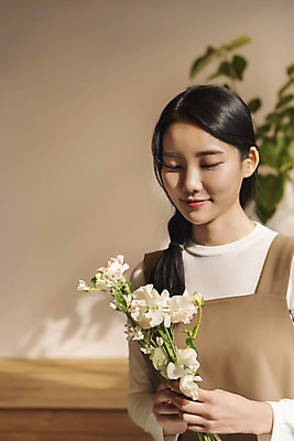 포토 JPG 우먼라이프 여자 꽃다발 실내 한명 미소 들기 상반신 20대 성인 취미 앞모습 아웃포커스 한국인 힐링 싱글라이프 성인여자한명만 국내포토 1 라이프스타일 꽃 뷰포인트 모션 촬영기법 표정 사람 동양인 청년 내부 여자한명만 성인여자만 파일형식