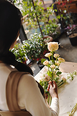 포토 JPG 우먼라이프 여자 화분 꽃다발 실내 한명 들기 상반신 20대 성인 취미 뒷모습 아웃포커스 장미 한국인 힐링 싱글라이프 성인여자한명만 국내포토 1 라이프스타일 꽃 뷰포인트 모션 촬영기법 사람 동양인 청년 내부 여자한명만 성인여자만 파일형식