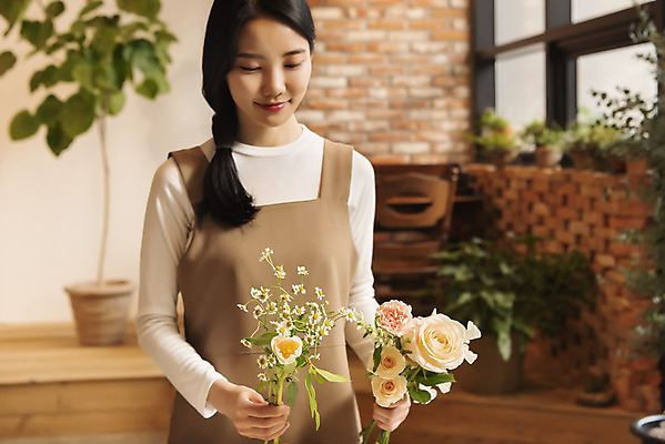 포토 JPG 우먼라이프 여자 화분 꽃다발 실내 한명 미소 들기 상반신 20대 성인 취미 앞모습 아웃포커스 장미 한국인 힐링 싱글라이프 성인여자한명만 국내포토 1 라이프스타일 꽃 뷰포인트 모션 촬영기법 표정 사람 동양인 청년 내부 여자한명만 성인여자만 파일형식