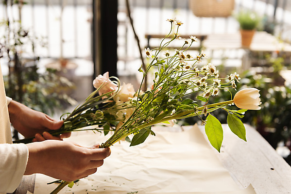 포토 JPG 우먼라이프 손 꽃 꽃다발 실내 들기 취미 아웃포커스 신체부위 힐링 싱글라이프 국내포토 식물 라이프스타일 모션 촬영기법 사람 내부 파일형식