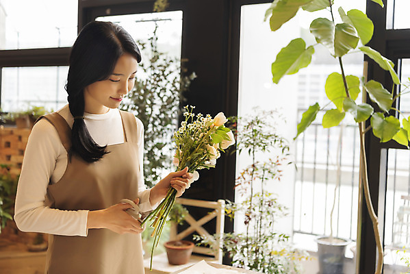 포토 JPG 우먼라이프 여자 꽃다발 실내 한명 미소 들기 상반신 20대 성인 취미 옆모습 아웃포커스 한국인 자르기 힐링 조경가위 싱글라이프 성인여자한명만 국내포토 1 라이프스타일 꽃 뷰포인트 모션 가위_도구 촬영기법 표정 사람 동양인 청년 내부 여자한명만 성인여자만 파일형식