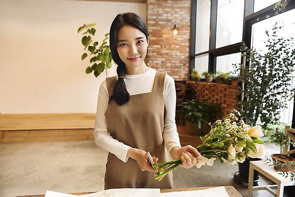 포토 JPG 우먼라이프 응시 여자 꽃다발 실내 한명 미소 들기 상반신 20대 성인 취미 앞모습 한국인 자르기 힐링 조경가위 싱글라이프 성인여자한명만 국내포토 1 라이프스타일 시선 꽃 뷰포인트 모션 가위_도구 표정 사람 동양인 청년 내부 여자한명만 성인여자만 파일형식