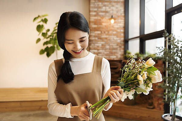 포토 JPG 우먼라이프 여자 꽃다발 실내 한명 미소 들기 상반신 20대 성인 취미 앞모습 아웃포커스 한국인 자르기 힐링 조경가위 싱글라이프 성인여자한명만 국내포토 1 라이프스타일 꽃 뷰포인트 모션 가위_도구 촬영기법 표정 사람 동양인 청년 내부 여자한명만 성인여자만 파일형식