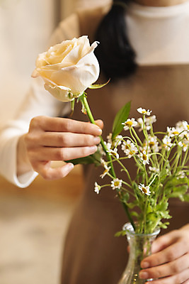 포토 JPG 우먼라이프 여자 실내 한명 들기 상반신 20대 성인 취미 앞모습 아웃포커스 장미 꽃병 한국인 힐링 꽂음 싱글라이프 성인여자한명만 국내포토 1 라이프스타일 꽃 뷰포인트 모션 촬영기법 사람 동양인 청년 내부 여자한명만 성인여자만 파일형식