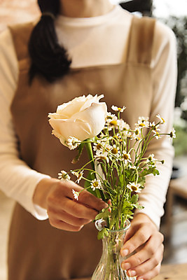 포토 JPG 우먼라이프 여자 꽃다발 실내 한명 상반신 20대 성인 취미 앞모습 장미 꽃병 한국인 잡기 힐링 꽂음 싱글라이프 성인여자한명만 국내포토 1 라이프스타일 꽃 뷰포인트 모션 사람 동양인 청년 내부 여자한명만 성인여자만 파일형식