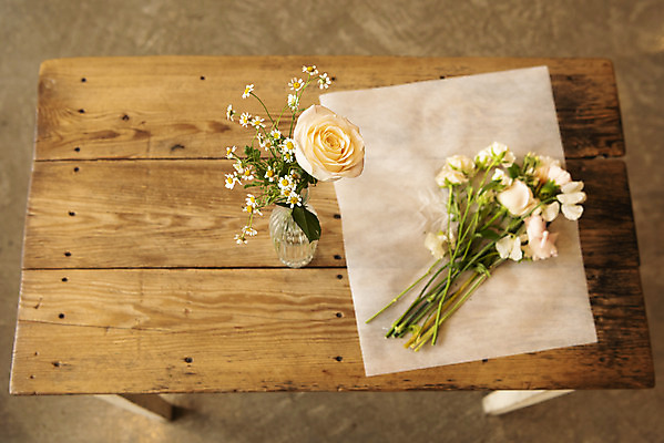 포토 JPG 꽃다발 실내 취미 사람없음 하이앵글 장미 꽃병 포장지 힐링 나무탁자 국내포토 꽃 뷰포인트 포장 탁자 내부 파일형식