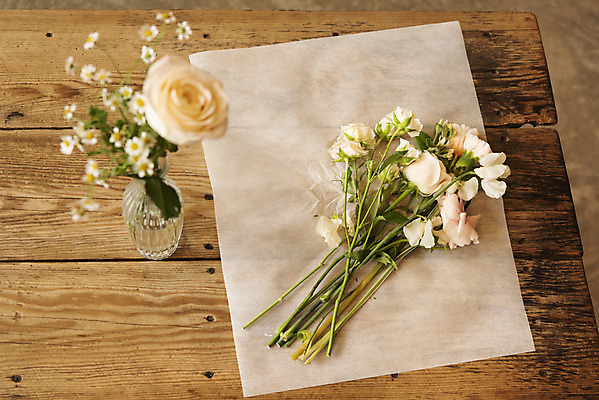 포토 JPG 꽃다발 실내 취미 사람없음 하이앵글 장미 꽃병 포장지 힐링 나무탁자 국내포토 꽃 뷰포인트 포장 탁자 내부 파일형식