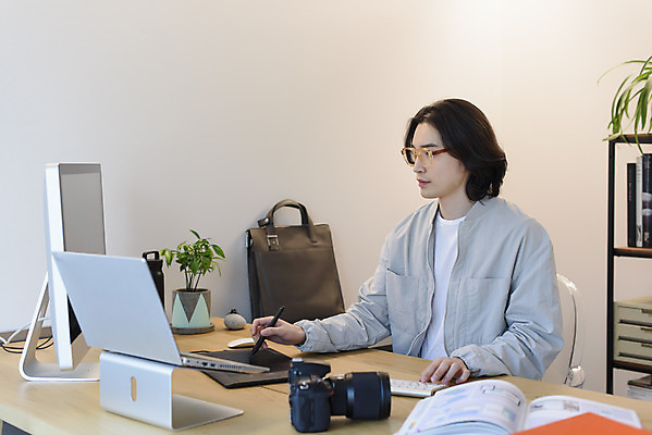 포토 JPG 남자 맨라이프 실내 한명 상반신 성인 옆모습 30대 노트북 컴퓨터 태블릿 카메라 한국인 작업 사진사 집중 재택근무 프리랜서 싱글라이프 성인남자한명만 안경낌 국내포토 직업 1 라이프스타일 안경 뷰포인트 컨셉 비즈니스 사람 동양인 내부 장년 전자제품 스마트기기 작가 남자한명만 성인남자만 파일형식