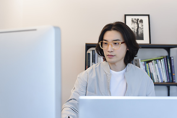 포토 JPG 응시 남자 맨라이프 실내 한명 상반신 성인 앞모습 30대 노트북 컴퓨터 한국인 작업 사진사 집중 재택근무 프리랜서 싱글라이프 성인남자한명만 안경낌 국내포토 직업 1 라이프스타일 시선 안경 뷰포인트 컨셉 비즈니스 사람 동양인 내부 장년 전자제품 작가 남자한명만 성인남자만 파일형식