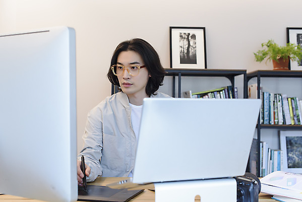 포토 JPG 남자 맨라이프 실내 한명 상반신 성인 옆모습 30대 노트북 컴퓨터 태블릿 한국인 작업 사진사 집중 재택근무 프리랜서 싱글라이프 성인남자한명만 안경낌 국내포토 직업 1 라이프스타일 안경 뷰포인트 컨셉 비즈니스 사람 동양인 내부 장년 전자제품 스마트기기 작가 남자한명만 성인남자만 파일형식