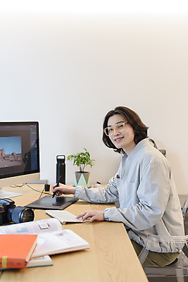 포토 JPG 응시 남자 맨라이프 실내 한명 미소 앉기 상반신 성인 옆모습 30대 노트북 컴퓨터 태블릿 카메라 한국인 작업 사진사 재택근무 프리랜서 싱글라이프 성인남자한명만 안경낌 국내포토 직업 1 라이프스타일 시선 안경 뷰포인트 비즈니스 모션 표정 사람 동양인 내부 장년 전자제품 스마트기기 작가 남자한명만 성인남자만 파일형식