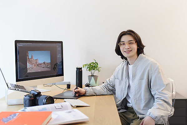 포토 JPG 응시 남자 맨라이프 실내 한명 미소 앉기 상반신 성인 옆모습 30대 노트북 컴퓨터 태블릿 카메라 한국인 작업 사진사 재택근무 프리랜서 싱글라이프 성인남자한명만 안경낌 국내포토 직업 1 라이프스타일 시선 안경 뷰포인트 비즈니스 모션 표정 사람 동양인 내부 장년 전자제품 스마트기기 작가 남자한명만 성인남자만 파일형식