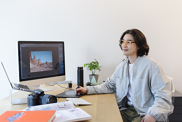 포토 JPG 남자 맨라이프 실내 한명 미소 앉기 상반신 성인 옆모습 30대 노트북 컴퓨터 태블릿 카메라 한국인 작업 사진사 재택근무 프리랜서 싱글라이프 성인남자한명만 안경낌 국내포토 직업 1 라이프스타일 안경 뷰포인트 비즈니스 모션 표정 사람 동양인 내부 장년 전자제품 스마트기기 작가 남자한명만 성인남자만 파일형식