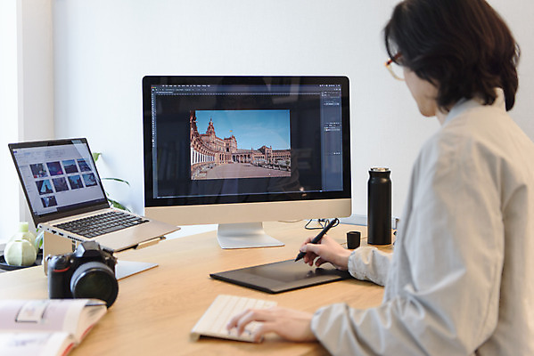 포토 JPG 남자 맨라이프 실내 한명 상반신 성인 뒷모습 30대 노트북 컴퓨터 태블릿 카메라 한국인 작업 사진사 재택근무 프리랜서 싱글라이프 성인남자한명만 국내포토 직업 1 라이프스타일 뷰포인트 비즈니스 사람 동양인 내부 장년 전자제품 스마트기기 작가 남자한명만 성인남자만 파일형식