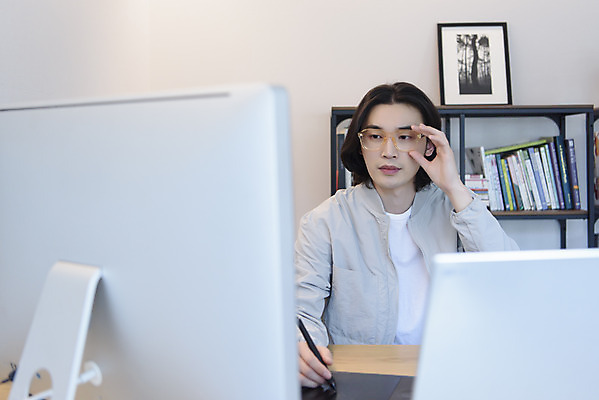 포토 JPG 남자 맨라이프 실내 한명 상반신 성인 앞모습 30대 노트북 컴퓨터 태블릿 한국인 잡기 작업 사진사 집중 재택근무 프리랜서 싱글라이프 성인남자한명만 안경낌 국내포토 직업 1 라이프스타일 안경 뷰포인트 컨셉 비즈니스 모션 사람 동양인 내부 장년 전자제품 스마트기기 작가 남자한명만 성인남자만 파일형식