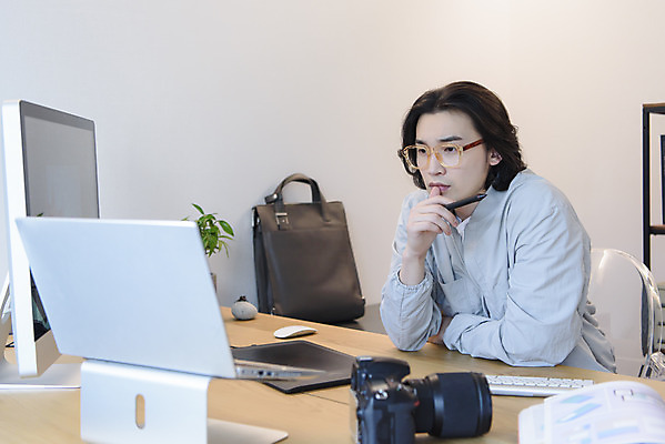 포토 JPG 응시 남자 맨라이프 실내 한명 상반신 성인 옆모습 30대 노트북 컴퓨터 태블릿 카메라 턱괴기 한국인 사진사 고민 재택근무 프리랜서 싱글라이프 성인남자한명만 안경낌 국내포토 직업 1 라이프스타일 시선 감정 안경 뷰포인트 비즈니스 모션 사람 동양인 내부 장년 전자제품 스마트기기 작가 남자한명만 성인남자만 파일형식