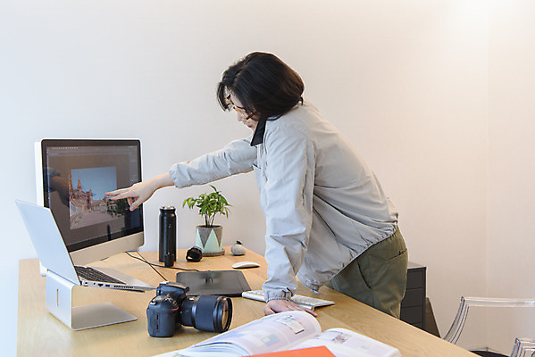 포토 JPG 남자 맨라이프 실내 한명 서기 상반신 성인 옆모습 30대 노트북 스마트폰 컴퓨터 태블릿 카메라 한국인 가리킴 작업 사진사 책상 통화 재택근무 프리랜서 싱글라이프 성인남자한명만 안경낌 국내포토 직업 1 라이프스타일 안경 뷰포인트 가구 비즈니스 모션 사람 동양인 손짓 내부 장년 전자제품 핸드폰 스마트기기 작가 남자한명만 성인남자만 파일형식