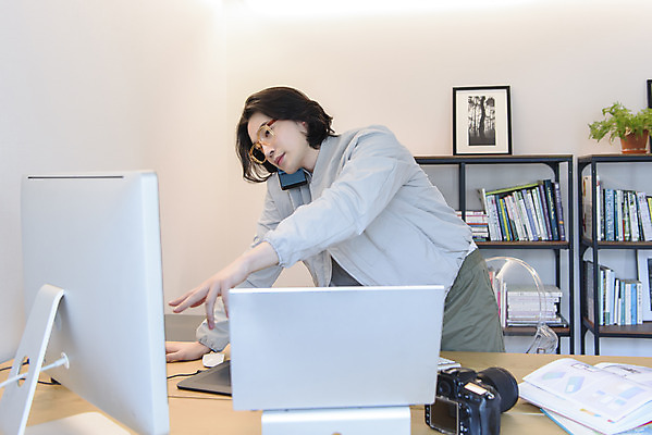 포토 JPG 남자 맨라이프 책장 실내 한명 서기 상반신 성인 옆모습 30대 노트북 스마트폰 컴퓨터 카메라 한국인 가리킴 작업 사진사 통화 재택근무 프리랜서 싱글라이프 성인남자한명만 안경낌 국내포토 직업 1 라이프스타일 안경 뷰포인트 가구 비즈니스 모션 사람 동양인 손짓 내부 장년 전자제품 핸드폰 스마트기기 작가 남자한명만 성인남자만 파일형식