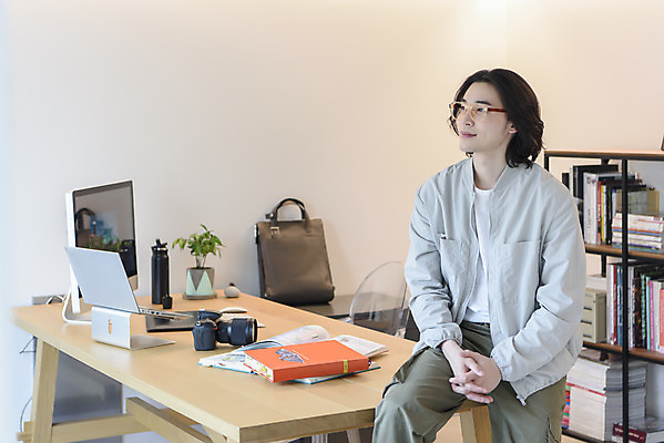 포토 JPG 남자 맨라이프 휴식 실내 한명 미소 앉기 상반신 성인 옆모습 30대 노트북 컴퓨터 카메라 한국인 깍지 사진사 책상 재택근무 프리랜서 싱글라이프 성인남자한명만 안경낌 국내포토 직업 1 라이프스타일 안경 뷰포인트 가구 컨셉 비즈니스 모션 표정 사람 동양인 손짓 내부 장년 전자제품 작가 남자한명만 성인남자만 파일형식