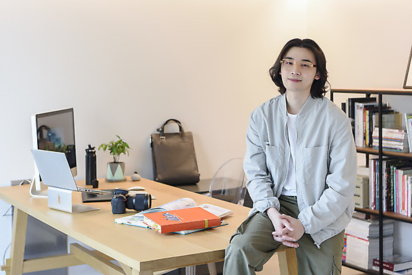 포토 JPG 응시 남자 맨라이프 휴식 실내 한명 미소 앉기 상반신 성인 앞모습 책 30대 노트북 컴퓨터 카메라 한국인 깍지 사진사 책상 재택근무 프리랜서 싱글라이프 성인남자한명만 안경낌 국내포토 직업 1 라이프스타일 시선 안경 뷰포인트 가구 컨셉 비즈니스 모션 표정 사람 동양인 손짓 내부 장년 전자제품 작가 남자한명만 성인남자만 파일형식