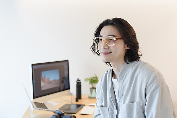 포토 JPG 남자 맨라이프 휴식 실내 한명 미소 상반신 성인 옆모습 아웃포커스 30대 노트북 컴퓨터 한국인 사진사 재택근무 프리랜서 싱글라이프 성인남자한명만 안경낌 국내포토 직업 1 라이프스타일 안경 뷰포인트 컨셉 비즈니스 촬영기법 표정 사람 동양인 내부 장년 전자제품 작가 남자한명만 성인남자만 파일형식