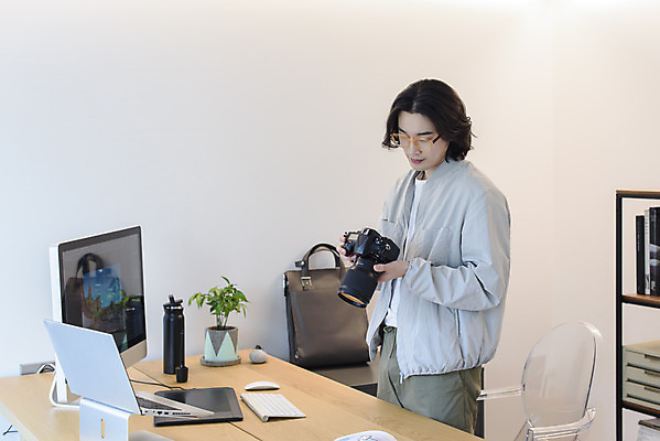 포토 JPG 응시 남자 맨라이프 의자 실내 한명 들기 상반신 성인 옆모습 30대 노트북 컴퓨터 태블릿 카메라 한국인 사진사 책상 확인 재택근무 프리랜서 싱글라이프 성인남자한명만 안경낌 국내포토 직업 1 라이프스타일 시선 안경 뷰포인트 가구 비즈니스 모션 사람 동양인 내부 장년 전자제품 스마트기기 작가 남자한명만 성인남자만 파일형식