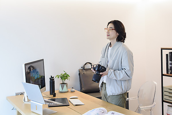 포토 JPG 응시 남자 맨라이프 의자 실내 한명 미소 들기 상반신 성인 옆모습 30대 노트북 컴퓨터 태블릿 카메라 한국인 사진사 책상 재택근무 프리랜서 싱글라이프 성인남자한명만 안경낌 국내포토 직업 1 라이프스타일 시선 안경 뷰포인트 가구 비즈니스 모션 표정 사람 동양인 내부 장년 전자제품 스마트기기 작가 남자한명만 성인남자만 파일형식