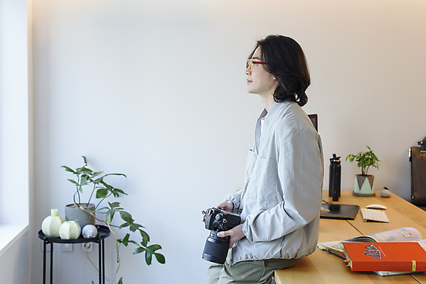 포토 JPG 응시 남자 맨라이프 휴식 실내 한명 미소 들기 상반신 성인 옆모습 30대 태블릿 카메라 한국인 사진사 책상 걸터앉기 재택근무 프리랜서 싱글라이프 성인남자한명만 안경낌 국내포토 직업 1 라이프스타일 시선 안경 뷰포인트 가구 컨셉 비즈니스 모션 표정 사람 앉기 동양인 내부 장년 전자제품 스마트기기 작가 남자한명만 성인남자만 파일형식