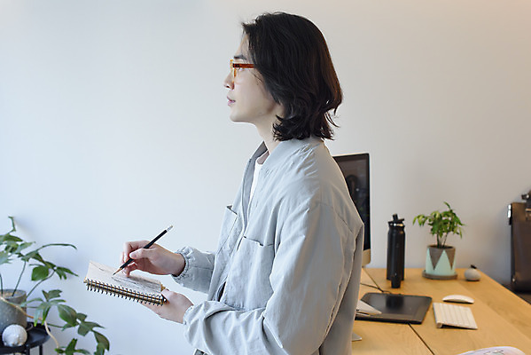 포토 JPG 응시 남자 맨라이프 실내 한명 들기 상반신 성인 옆모습 30대 한국인 그리기 디자이너 스케치 재택근무 일러스트레이터 프리랜서 싱글라이프 성인남자한명만 안경낌 국내포토 직업 1 라이프스타일 시선 안경 뷰포인트 비즈니스 모션 미술 사람 동양인 내부 장년 남자한명만 성인남자만 파일형식