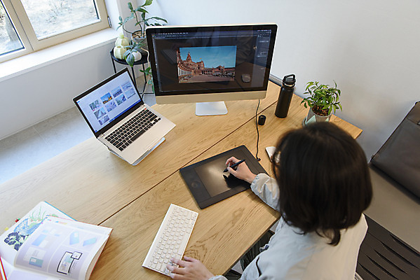 포토 JPG 남자 맨라이프 실내 한명 상반신 성인 뒷모습 책 30대 노트북 컴퓨터 하이앵글 태블릿 한국인 키보드 작업 사진사 책상 재택근무 프리랜서 싱글라이프 성인남자한명만 국내포토 직업 1 라이프스타일 뷰포인트 가구 비즈니스 사람 동양인 내부 장년 전자제품 스마트기기 작가 남자한명만 성인남자만 파일형식