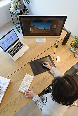 포토 JPG 남자 맨라이프 실내 한명 상반신 성인 뒷모습 30대 노트북 컴퓨터 하이앵글 태블릿 한국인 키보드 작업 사진사 집중 재택근무 프리랜서 싱글라이프 성인남자한명만 국내포토 직업 1 라이프스타일 뷰포인트 컨셉 비즈니스 사람 동양인 내부 장년 전자제품 스마트기기 작가 남자한명만 성인남자만 파일형식