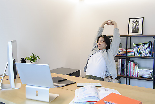 포토 JPG 남자 맨라이프 휴식 책장 실내 한명 미소 상반신 성인 옆모습 30대 노트북 컴퓨터 눈감음 한국인 사진사 기지개 재택근무 프리랜서 싱글라이프 성인남자한명만 안경낌 국내포토 직업 1 라이프스타일 안경 뷰포인트 가구 컨셉 비즈니스 모션 표정 사람 동양인 내부 장년 전자제품 작가 남자한명만 성인남자만 파일형식