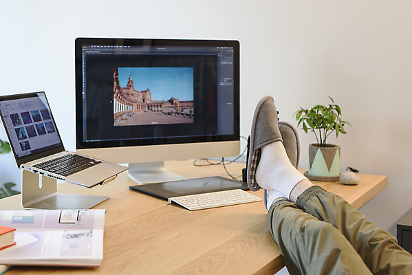 포토 JPG 맨라이프 휴식 실내 신체부위 노트북 컴퓨터 태블릿 하반신 다리꼬기 다리 사진사 재택근무 다리들기 프리랜서 싱글라이프 국내포토 직업 라이프스타일 남자 컨셉 비즈니스 모션 사람 내부 전자제품 스마트기기 작가 파일형식