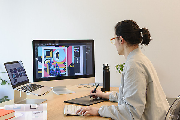 포토 JPG 남자 맨라이프 실내 한명 상반신 성인 옆모습 30대 노트북 컴퓨터 태블릿 한국인 잡기 작업 그리기 디자이너 집중 재택근무 일러스트레이터 프리랜서 싱글라이프 성인남자한명만 안경낌 국내포토 직업 1 라이프스타일 안경 뷰포인트 컨셉 비즈니스 모션 사람 동양인 내부 장년 전자제품 스마트기기 남자한명만 성인남자만 파일형식