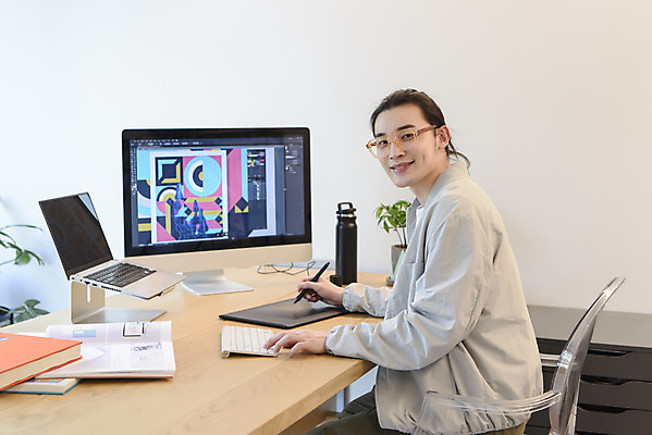 포토 JPG 응시 남자 맨라이프 실내 한명 미소 상반신 성인 옆모습 30대 노트북 컴퓨터 태블릿 한국인 잡기 작업 디자이너 재택근무 일러스트레이터 프리랜서 싱글라이프 성인남자한명만 안경낌 국내포토 직업 1 라이프스타일 시선 안경 뷰포인트 비즈니스 모션 표정 사람 동양인 내부 장년 전자제품 스마트기기 남자한명만 성인남자만 파일형식