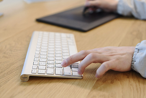 포토 JPG 손 맨라이프 실내 아웃포커스 신체부위 태블릿 키보드 작업 디자이너 재택근무 일러스트레이터 프리랜서 싱글라이프 국내포토 직업 라이프스타일 남자 비즈니스 촬영기법 사람 내부 전자제품 스마트기기 파일형식