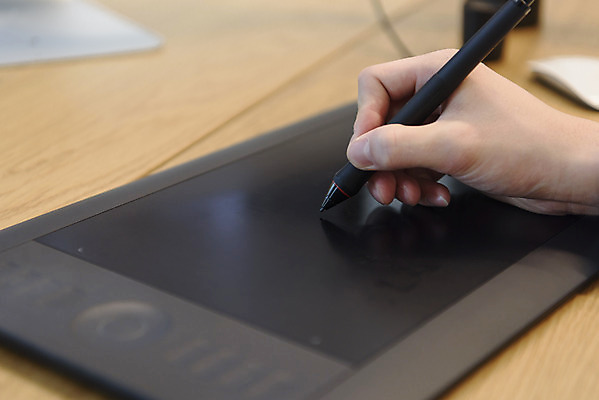 포토 JPG 손 맨라이프 실내 아웃포커스 신체부위 태블릿 잡기 작업 디자이너 재택근무 일러스트레이터 프리랜서 싱글라이프 태블릿펜 국내포토 직업 라이프스타일 남자 비즈니스 모션 촬영기법 사람 내부 전자제품 스마트기기 펜 파일형식