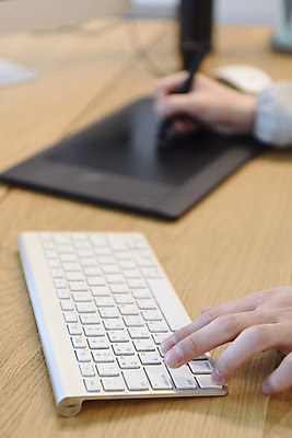 포토 JPG 손 맨라이프 실내 옆모습 아웃포커스 신체부위 태블릿 키보드 작업 디자이너 재택근무 일러스트레이터 프리랜서 싱글라이프 국내포토 직업 라이프스타일 남자 뷰포인트 비즈니스 촬영기법 사람 내부 전자제품 스마트기기 파일형식