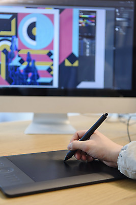 포토 JPG 손 맨라이프 실내 아웃포커스 신체부위 컴퓨터 태블릿 잡기 작업 그리기 디자이너 재택근무 일러스트레이터 프리랜서 싱글라이프 태블릿펜 국내포토 직업 라이프스타일 남자 비즈니스 모션 촬영기법 사람 내부 전자제품 스마트기기 펜 파일형식