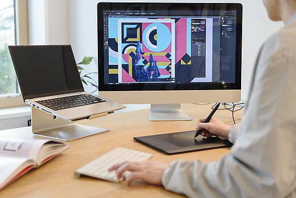 포토 JPG 남자 맨라이프 실내 한명 상반신 성인 옆모습 책 30대 노트북 컴퓨터 태블릿 한국인 잡기 작업 그리기 디자이너 재택근무 일러스트레이터 프리랜서 싱글라이프 성인남자한명만 태블릿펜 국내포토 직업 1 라이프스타일 뷰포인트 비즈니스 모션 사람 동양인 내부 장년 전자제품 스마트기기 펜 남자한명만 성인남자만 파일형식